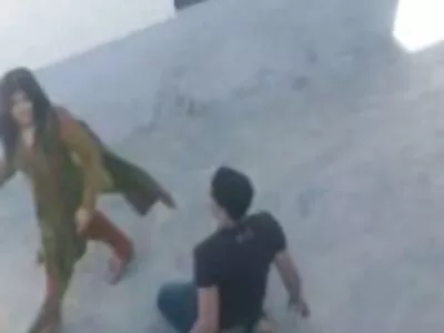 Brunette prend xxx sans culotte une grosse bite d'un mec dans son gros cul