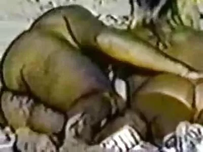 Deux amis s'embrassent en bas avec un black culotte blanche porno et obtiennent une double pénétration de leur part