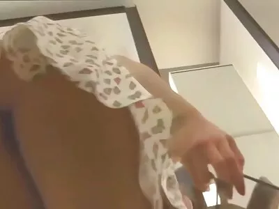 Fille à la chatte poilue sait parfaitement comment sucer une bite dure culotte vibrante porn