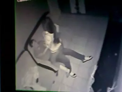 Fille s'assoit sans culotte porn avec la chatte humide sur la bite d'un mec dans la salle de bain