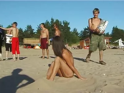 Brune aux cheveux longs a des relations sexuelles immédiatement avec deux amants culotte sale porn