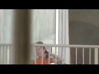 jeune blonde après le Japon video sex culotte dans le cul saute sa chatte sur la bite d'un homme