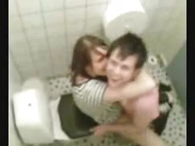 La jeune femme n'a pas refusé son amant en sexe premium et a fini avec lesbienne sans culotte plaisir