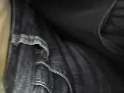Un mec baise la couche culotte porn femme de sa copine avec un baiser jusqu'à ce qu'elle le voie.