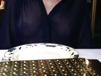 le gars a allumé la caméra et pour une vidéo à domicile, il a doucement baisé video x culotte la fille dans la culotte d'un patient atteint de cancer