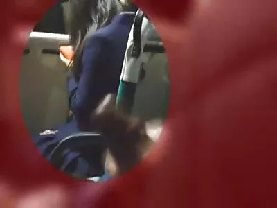 Un homme a des relations sexuelles avec sa petite amie au culotte satin porno lit à côté de sa femme endormie.