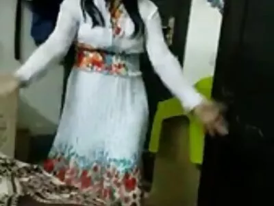 Un homme en culotte fendue porn rendez-vous embrasse deux blondes d'âges différents en même temps.