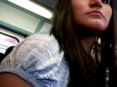 Après un video sex culotte massage érotique, la fille s'assoit avec sa chatte sur une grosse bite.