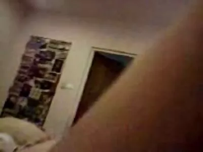 La plantureuse Nicole lesbienne en culotte blanche Aniston embrasse dans les escaliers avec son amant dans la villa