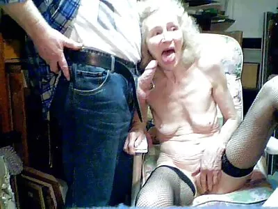 Une beauté rousse chevauche la bite de son amant dans la chambre culotte xxx