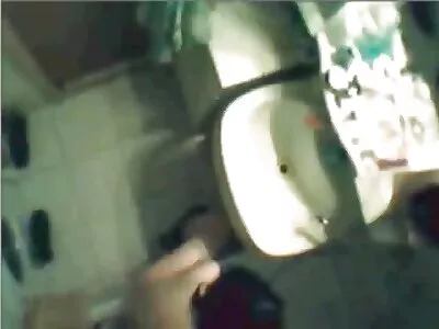 Secrétaire après le travail baise avec les baisers du patron et de sa copine, porno culotte sale profitant d'une double pénétration.