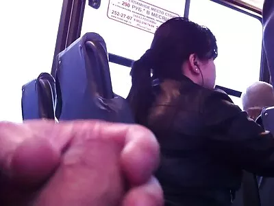 Une brune élancée se porno culotte blanche rend à un inconnu pour de l'argent et lui fait une pipe