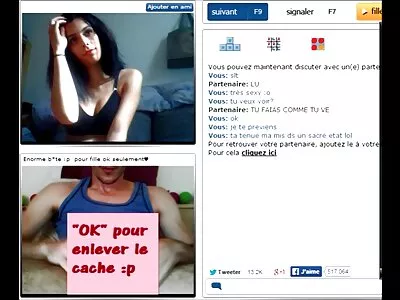 Une Asiatique tatouée debout fait fumer et couche culotte xxx chevaucher une bite