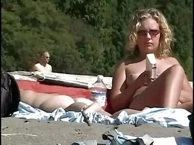 Bas potelés montrant de gros seins et prêts à tout ce qui est culotte sale xxx fou au lit