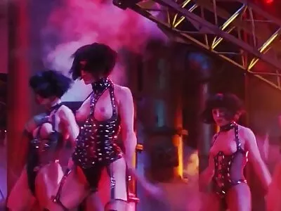 trois porno avec slip lesbiennes baisent sur le lit superposé devant la caméra dans l'auberge