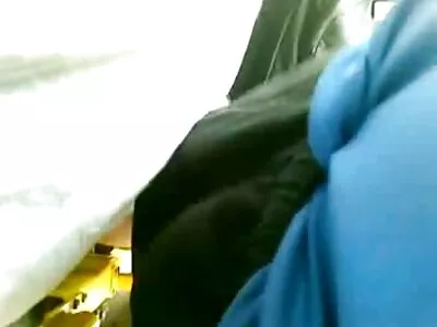 Jolie petite fille saute sur la bite d'un homme pipi culotte porn dans un costume d'animateur