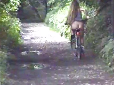 frère devant une caméra vidéo dans la salle de bain filmant à la maison avec sa sœur en position de pas de culotte xxx cancer