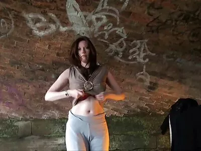 brunette aux gros seins écarte le porn culotte vibrante cul en bas pour s'embrasser dans le salon
