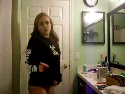 Une fille en bas se culotte sale porn déshabille et soulève ses jambes pour du porno fait maison devant la caméra
