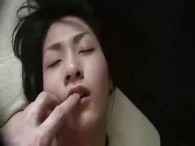 La fille et son coquelicot organisent un véritable Gangbang de jeunes sperme plein la culotte dans le salon