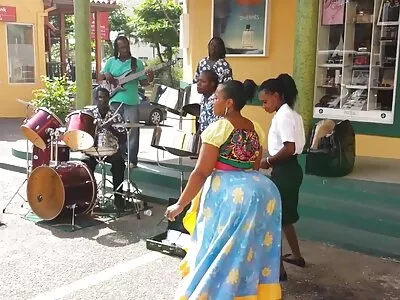 La femme couche culotte porn se repose et le mari la trompe avec une jeune esthéticienne