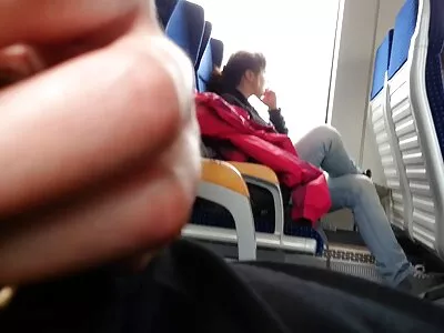 Belle fille porno culottes baise son petit ami et baise pour un baiser euro dans la rue.