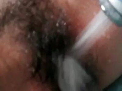 Belle aux gros seins se lesbienne sans culotte tient debout sur la bite de son amant