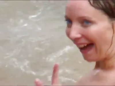 Le mec embrasse passionnément la blonde aux gros pornoculotte seins.