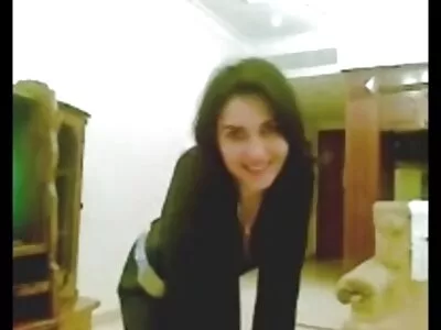 Les mamans échangistes échangent leurs porno en culotte partenaires et se frottent les unes les autres avec des tasses de chatte profondes