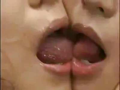 Une jeune fille pressée de se faire baiser par un ami culotteporno