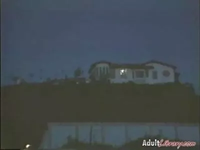 Une ado blonde adore s'embrasser brutalement porno couche culotte avec sa copine
