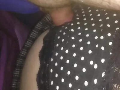 Jeune couple barbote avec une milf couche culotte porno rouge dans tous les sens