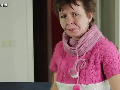 Après la fête, le porno culotte sale gars a embrassé deux délicieuses dames