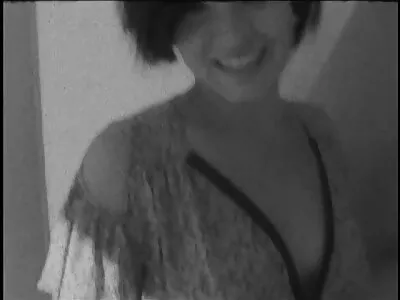 Fille soulève sa xxx sans culotte chemise à la maison de près et éjacule