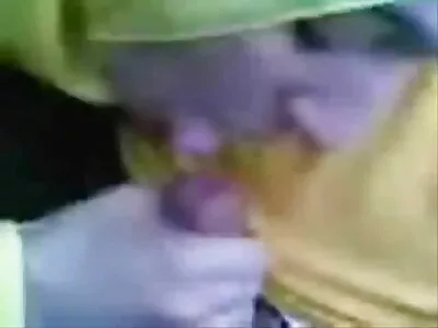 Un ami a culotte blanche porno à peine embrassé une jolie fille sur un lit double