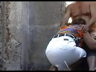 Une femme russe polit sa bite avec ses lèvres et le laisse l'attraper pour du youporn culotte porno fait maison