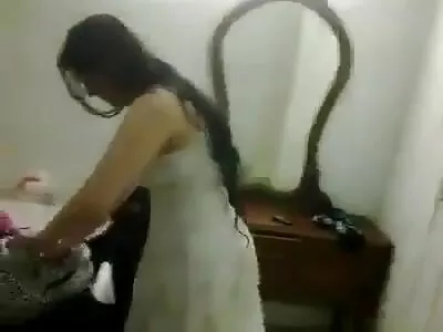 Fille mince dans le casting aime le sexe avec l'agent video sex culotte et le noir