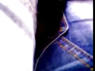 Une femme aux gros seins embrasse son mari qui porno culottes trouve son gode