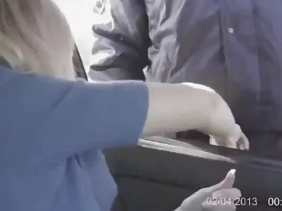 Deux mamans deepthroating font une pipe à un mec et sautent sur sa bite en culotte porno même temps