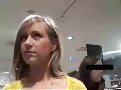 Le sexe fait maison avec un gros membre et des jouets rapprochés amène le couche culotte porno couple à l'orgasme