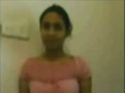 Maman aux gros seins donne à bébé un beau-fils porno culot adulte