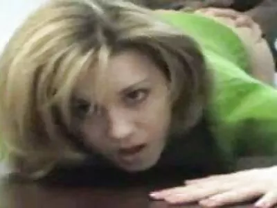 Une étudiante mignonne saute sur un gâteau à son mature culotte fendue beau-père