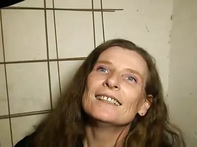 Jeune couple à la fête avec une belle femme au culotte xxx foyer