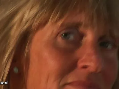 Jeunes culotte xxx filles dans le salon présentant un mec avec du vrai porno de groupe