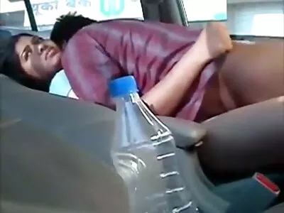 Un jeune homme sex avec culotte va embrasser une blonde et la satisfaire avec une double pénétration