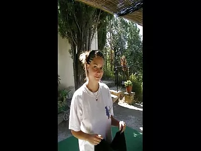 Après une douche, un homme embrasse une femme aux gros sans culotte porn seins aux couleurs pastel.