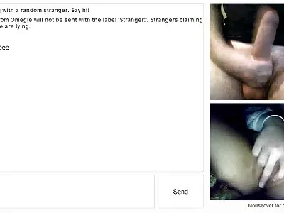 Un Black avec une grosse bite bien grasse avec des baisers baise culotte porno goulûment sa partenaire et l'amène à l'orgasme