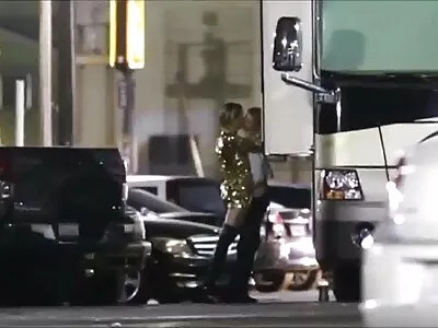 Un homme a conduit une fille russe et l'a fait video sexe culotte frire dans une voiture avec un chapeau.