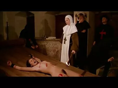 Baiser une belle fille avec un baiser xxx sans culotte sur les lèvres
