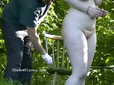 Une beauté rousse de culotte fendue porn Russie surprend son frère en crampes et l'embrasse